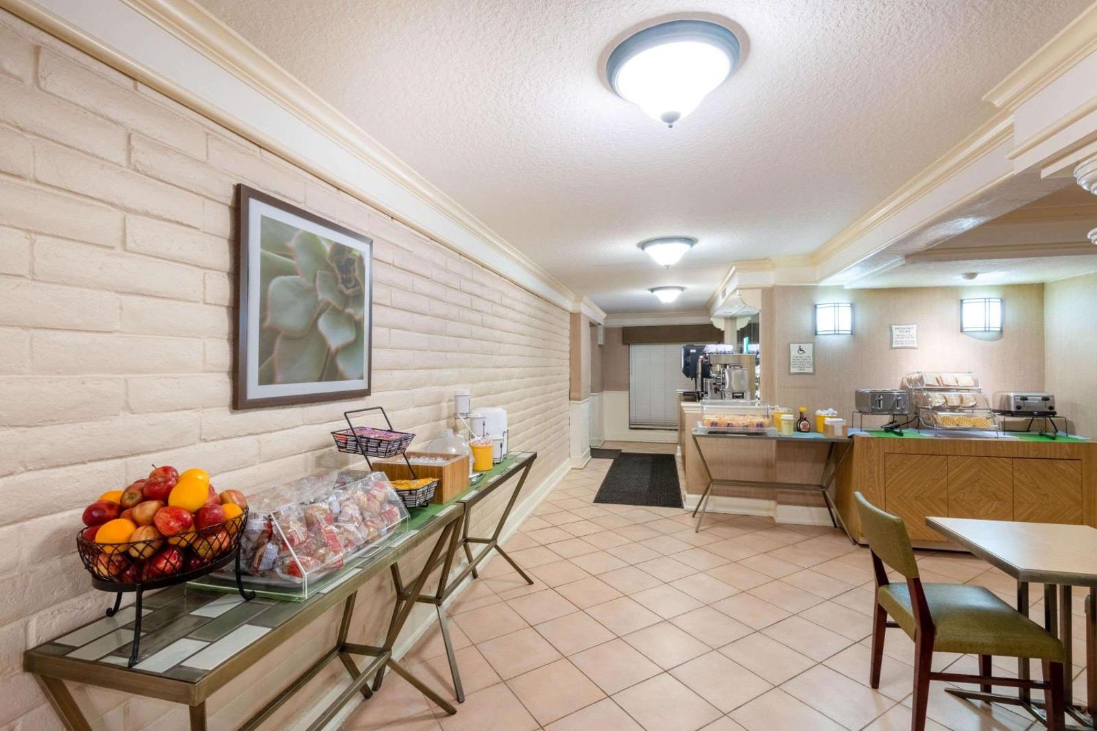La Quinta Inn & Suites by Wyndham Deerfield Beach I-95 At Hillsb