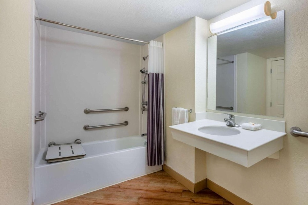 La Quinta Inn & Suites by Wyndham Deerfield Beach I-95 At Hillsb Image 10