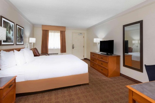 La Quinta Inn & Suites by Wyndham Deerfield Beach I-95 At Hillsb image 12