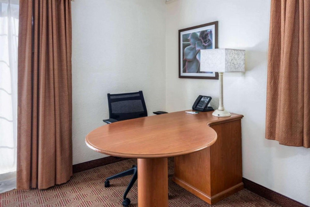 La Quinta Inn & Suites by Wyndham Deerfield Beach I-95 At Hillsb Image 13