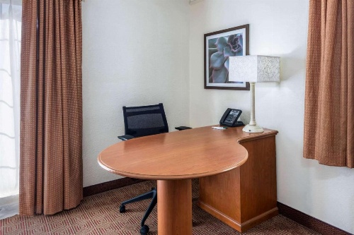 La Quinta Inn & Suites by Wyndham Deerfield Beach I-95 At Hillsb image 13