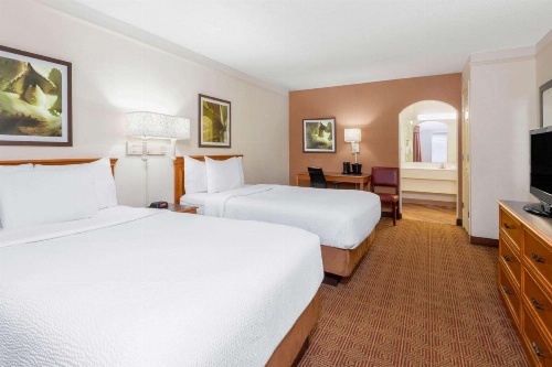 La Quinta Inn & Suites by Wyndham Deerfield Beach I-95 At Hillsb image 14