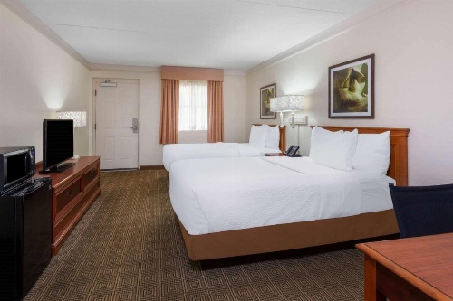 La Quinta Inn & Suites by Wyndham Deerfield Beach I-95 At Hillsb image 16