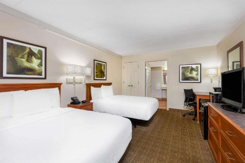 La Quinta Inn & Suites by Wyndham Deerfield Beach I-95 At Hillsb image 17