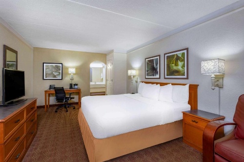 La Quinta Inn & Suites by Wyndham Deerfield Beach I-95 At Hillsb image 18