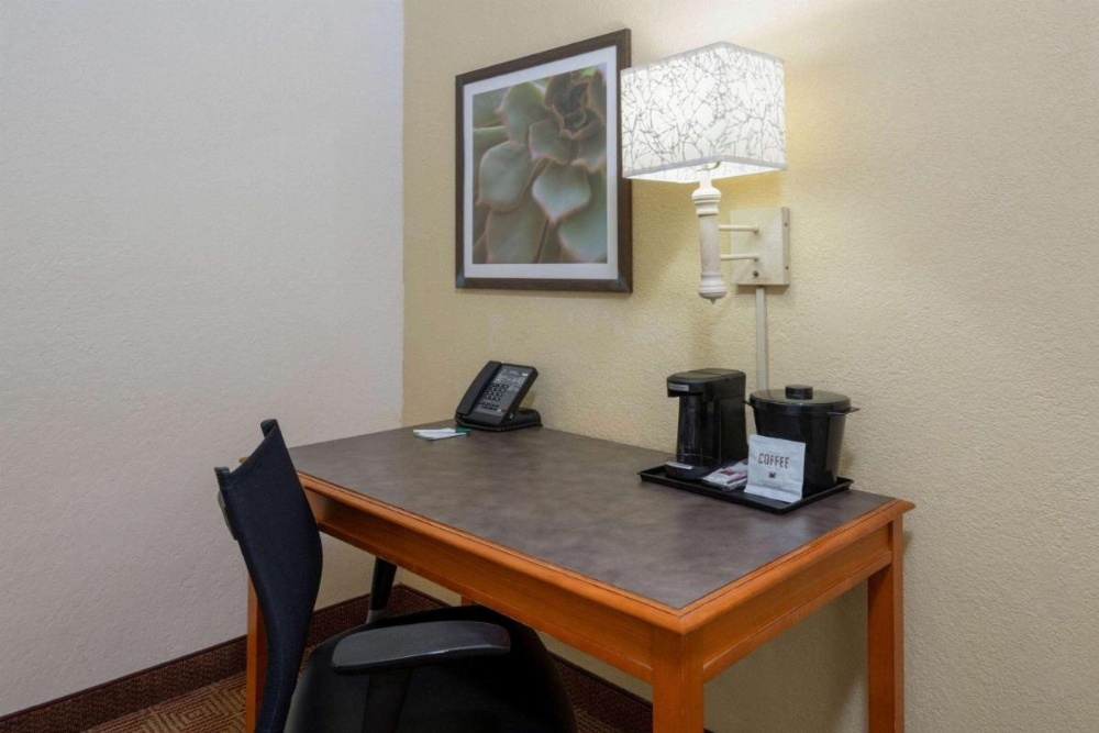 La Quinta Inn & Suites by Wyndham Deerfield Beach I-95 At Hillsb Image 20