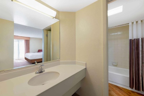 La Quinta Inn & Suites by Wyndham Deerfield Beach I-95 At Hillsb image 21