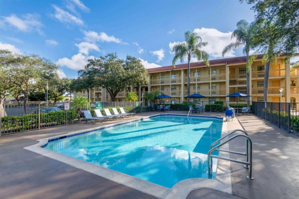 La Quinta Inn & Suites by Wyndham Deerfield Beach I-95 At Hillsb Image 23