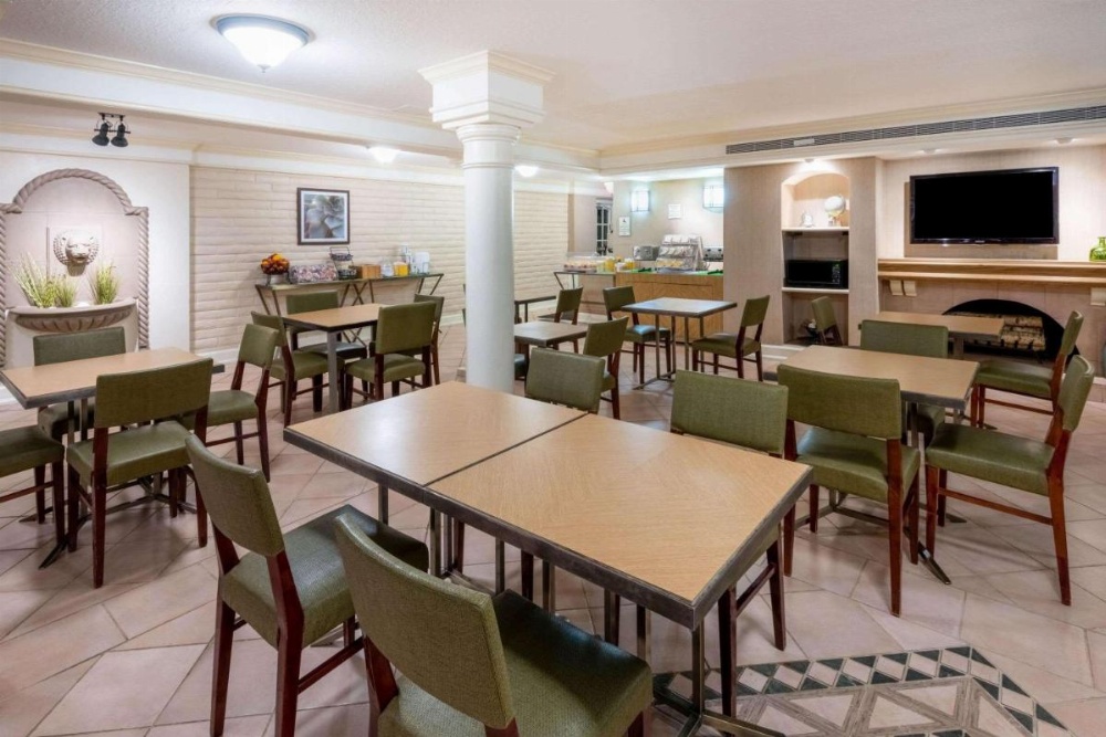 La Quinta Inn & Suites by Wyndham Deerfield Beach I-95 At Hillsb Image 25