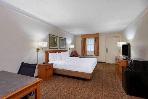 La Quinta Inn & Suites by Wyndham Deerfield Beach I-95 At Hillsb image 29