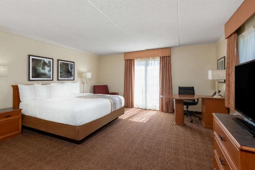 La Quinta Inn & Suites by Wyndham Deerfield Beach I-95 At Hillsb image 3