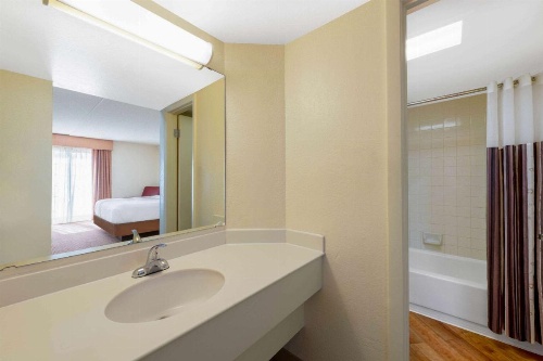 La Quinta Inn & Suites by Wyndham Deerfield Beach I-95 At Hillsb image 30