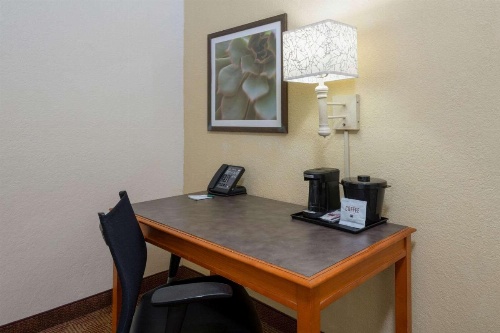 La Quinta Inn & Suites by Wyndham Deerfield Beach I-95 At Hillsb image 31
