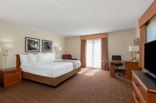 La Quinta Inn & Suites by Wyndham Deerfield Beach I-95 At Hillsb image 35