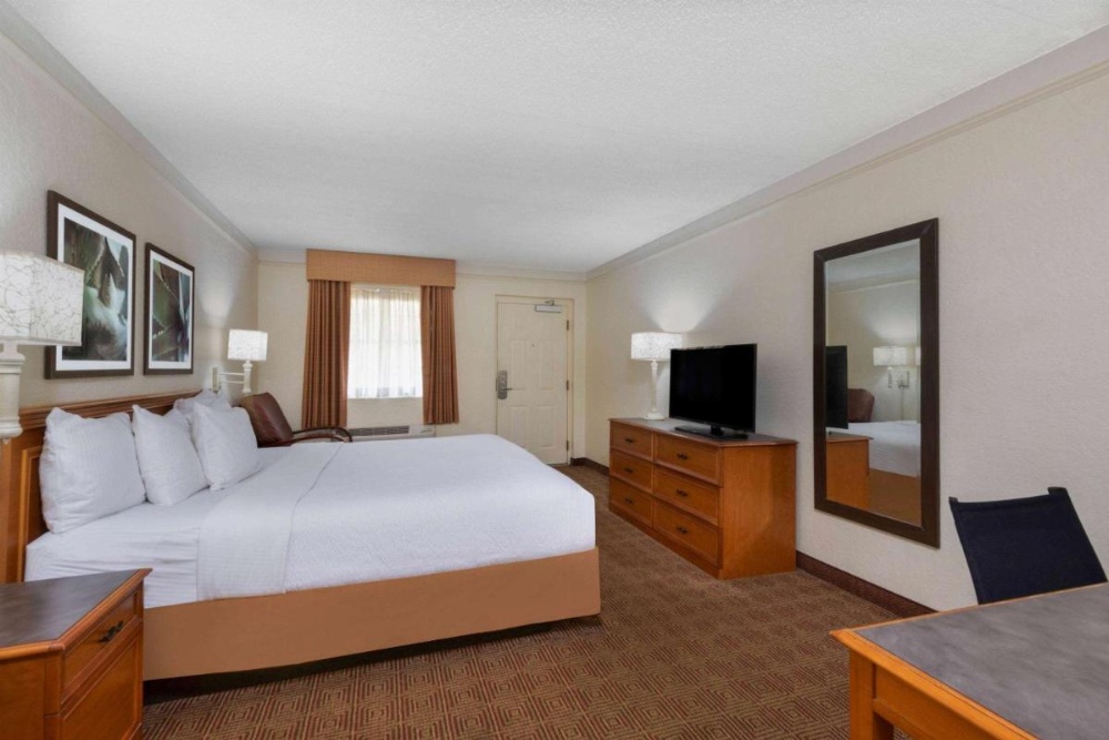 La Quinta Inn & Suites by Wyndham Deerfield Beach I-95 At Hillsb Image 37