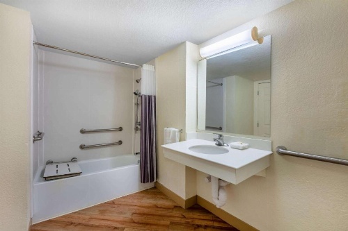 La Quinta Inn & Suites by Wyndham Deerfield Beach I-95 At Hillsb image 38
