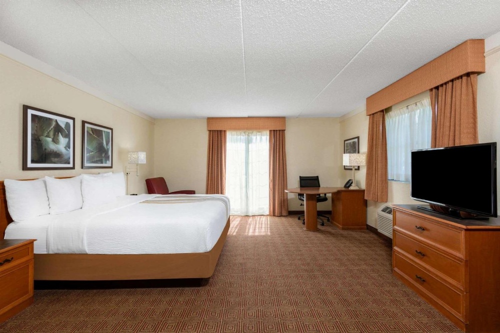 La Quinta Inn & Suites by Wyndham Deerfield Beach I-95 At Hillsb