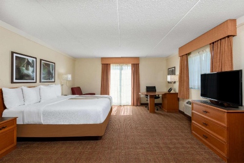 La Quinta Inn & Suites by Wyndham Deerfield Beach I-95 At Hillsb image 43