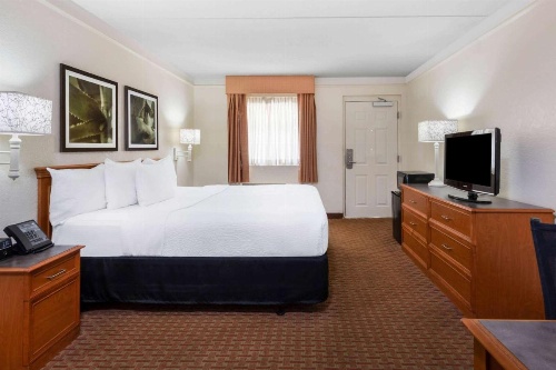 La Quinta Inn & Suites by Wyndham Deerfield Beach I-95 At Hillsb image 5