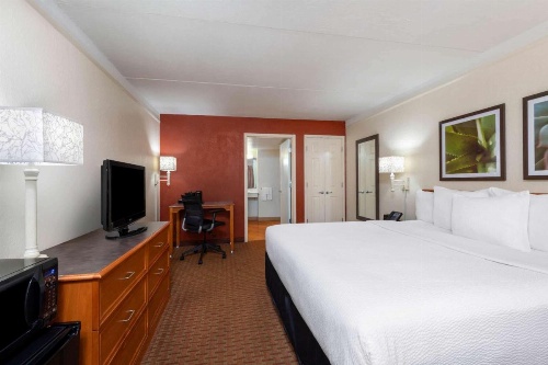 La Quinta Inn & Suites by Wyndham Deerfield Beach I-95 At Hillsb image 6