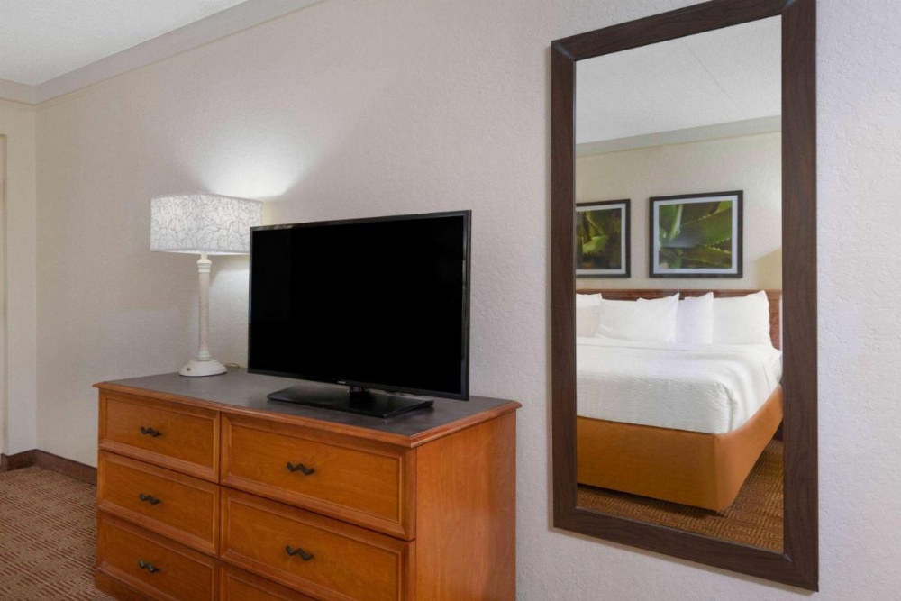 La Quinta Inn & Suites by Wyndham Deerfield Beach I-95 At Hillsb