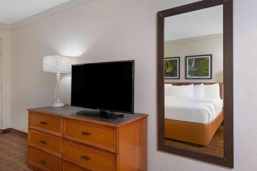 La Quinta Inn & Suites by Wyndham Deerfield Beach I-95 At Hillsb image 8