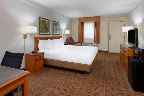 La Quinta Inn & Suites by Wyndham Deerfield Beach I-95 At Hillsb image 9
